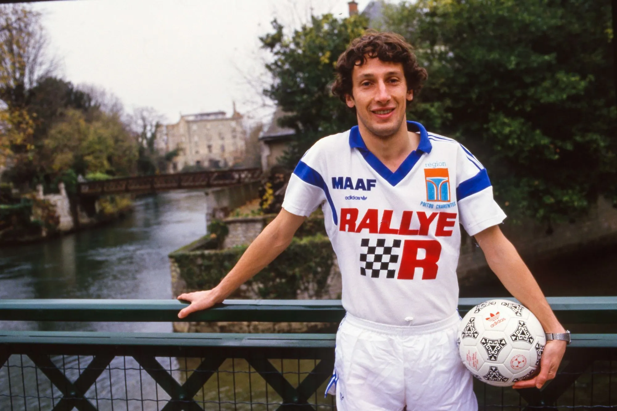 Pascal Gastien prend la pose sous le maillot de Niort.