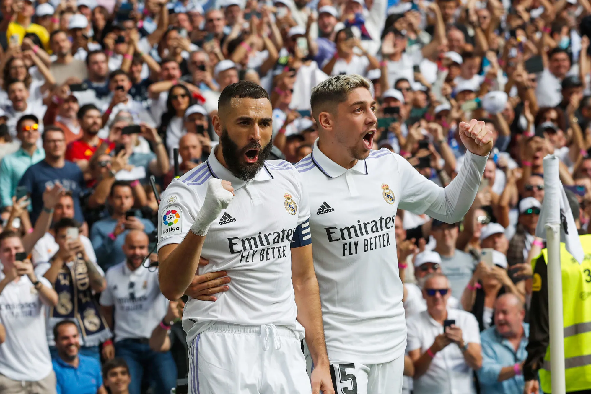 Partido de LaLiga Santander disputado entre Real Madrid y Barcelona. En la imagen, Karim Benzema celebra el primer tanto con Fede Valverde. LaLiga Santander match played between Real Madrid and Barcelona. In this picture, Karim Benzema celebrates the first goal with Fede Valverde. 