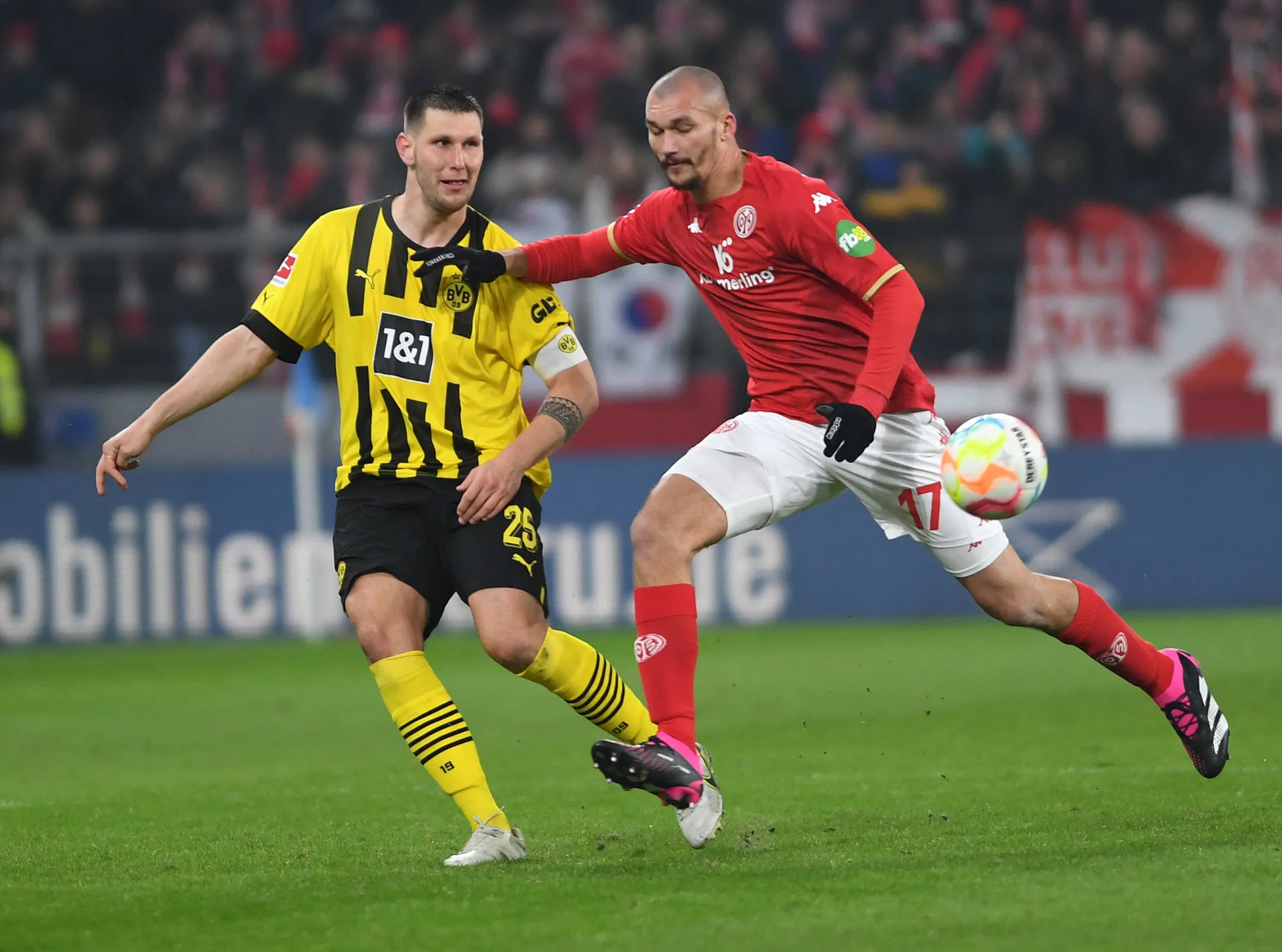 Mainz, Deutschland, 25.01.23: Niklas Suele (Borussia Dortmund) und Ludovic Ajorque (1. FSV Mainz 05) im Zweikampf waehrend des Spiels der 1. Bundesliga zwischen 1. FSV Mainz 05 vs BV Borussia Dortmund in der Mewa Arena am 25. January 2023 in Mainz, Deutschland. (Foto von Ralf Treese/DeFodi Images) Mainz, Germany, 25.01.23: Niklas Suele (Borussia Dortmund) und Ludovic Ajorque (1. FSV Mainz 05) battle for the ball during the 1. Bundesliga match between 1. FSV Mainz 05 vs BV Borussia Dortmund at Mewa Arena on January 25, 2023 in Mainz, Germany. (Photo by Ralf Treese/DeFodi Images) DFB/DFL REGULATIONS PROHIBIT ANY USE OF PHOTOGRAPHS AS IMAGE SEQUENCES AND/OR QUASI-VIDEO. - Photo by Icon sport