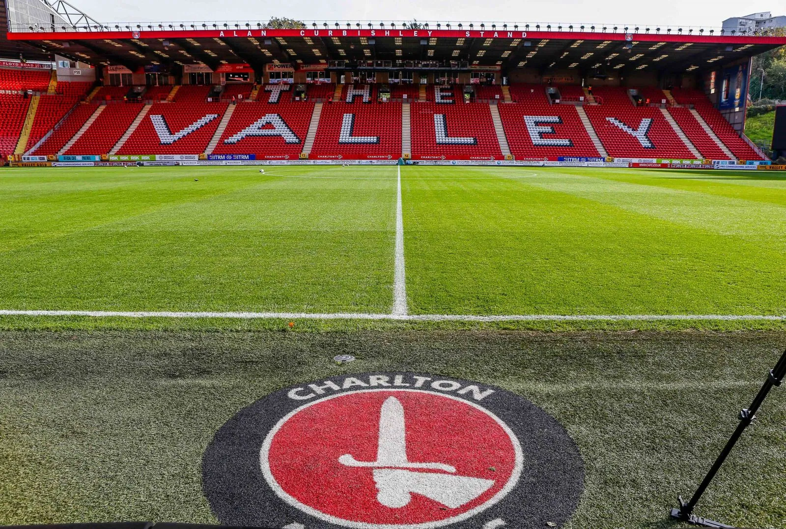 Un arbitre touché par un jet de bouteille à Charlton