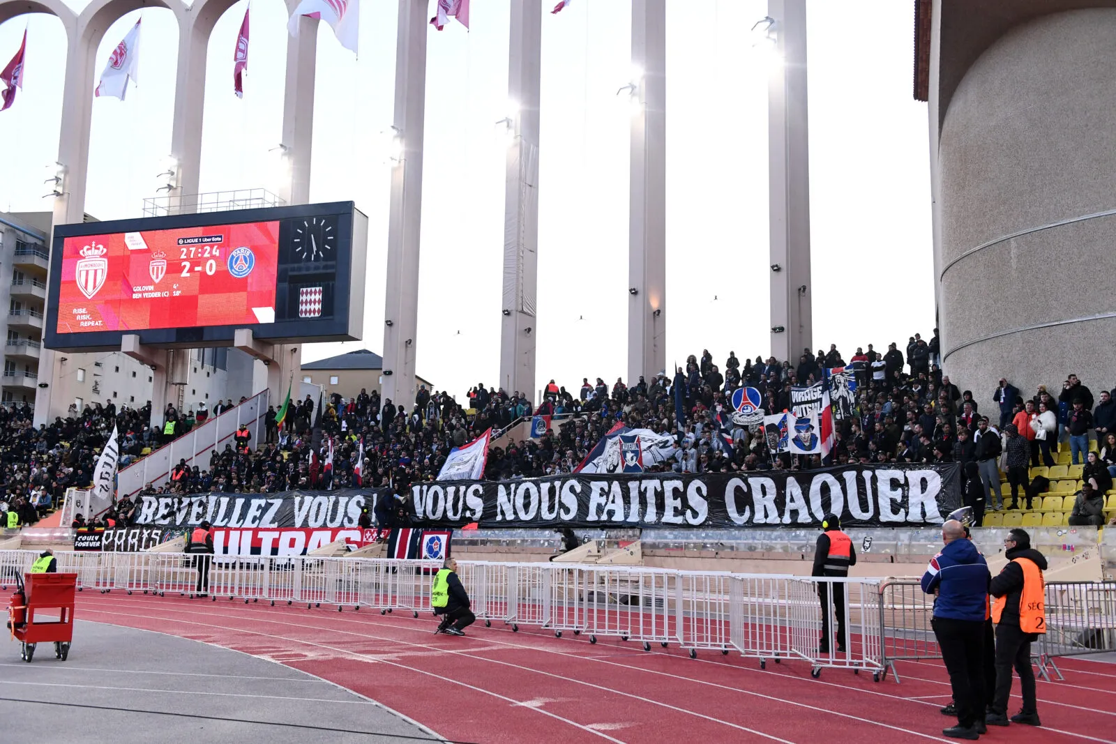 Plusieurs centaines de supporters du PSG mécontents devant le Camp des Loges