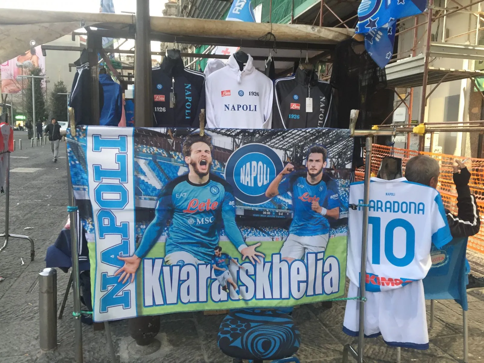 Un drapeau à l&rsquo;effigie de Khvicha Kvaratskhelia, à Naples. MR