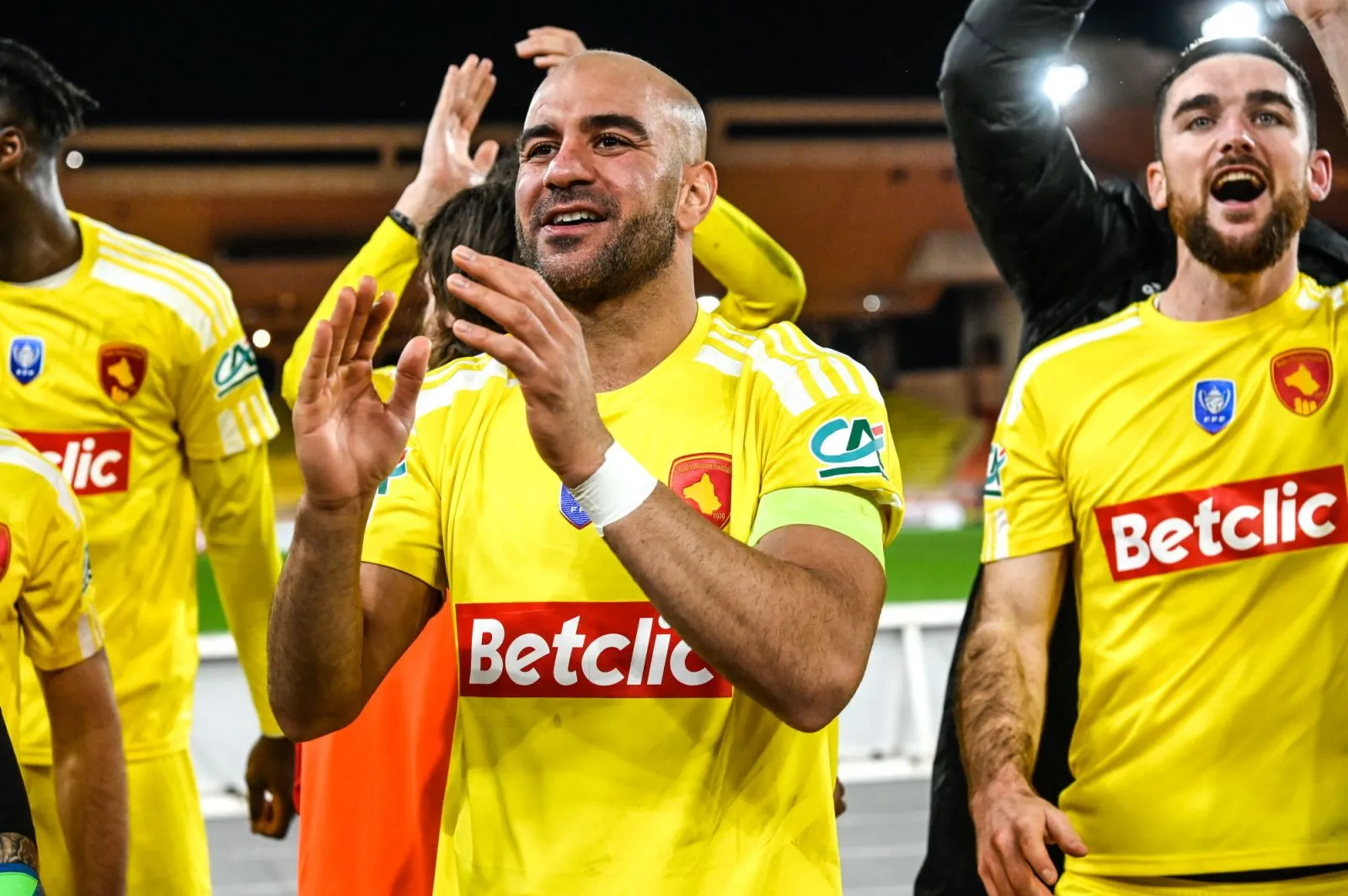 Aymen Abdennour et les Ruthénois célèbrent leur qualification acquise sur le terrain de Monaco, le 7 janvier 2023. Coupe de France