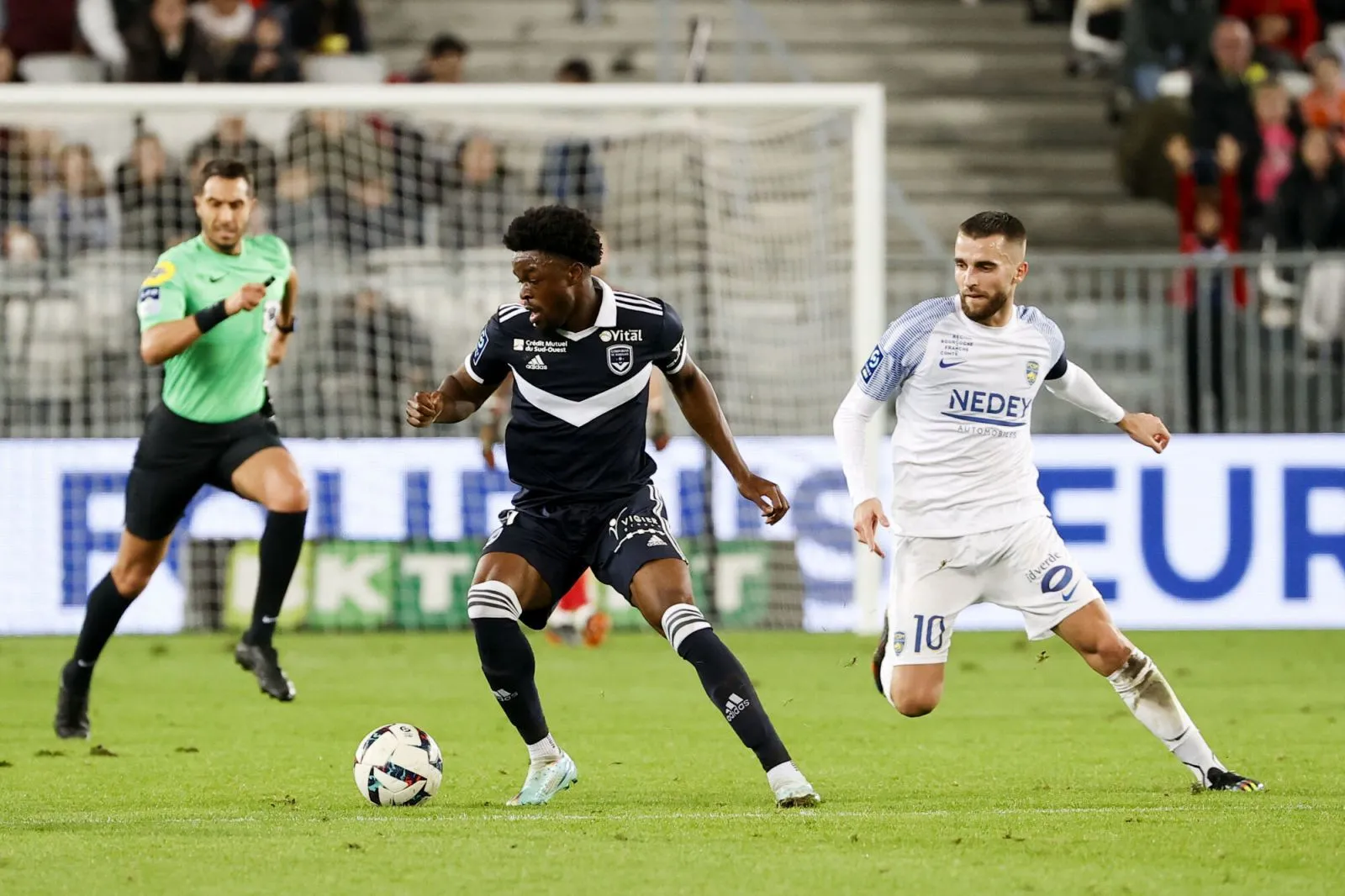 Josh Maja (Bordeaux) face à Gaëtan Weissbeck (Sochaux).