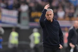 Mourinho intervient en plein match pour stopper les chants racistes 