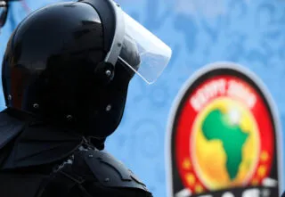 Un supporter avec une tronçonneuse dans un stade en Tunisie