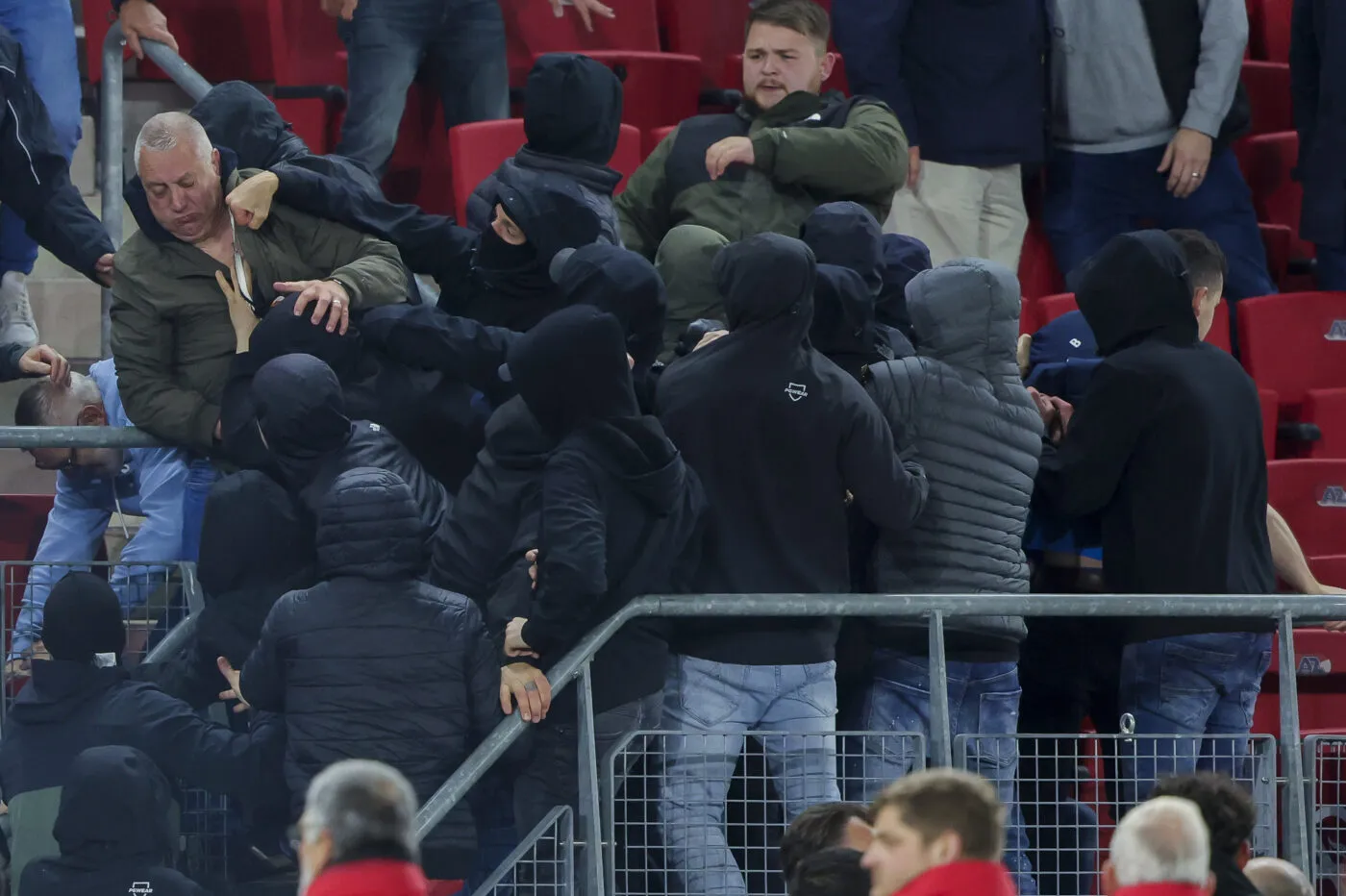 La police néerlandaise menace de diffuser les photos des hooligans d&rsquo;Alkmaar à la télévision