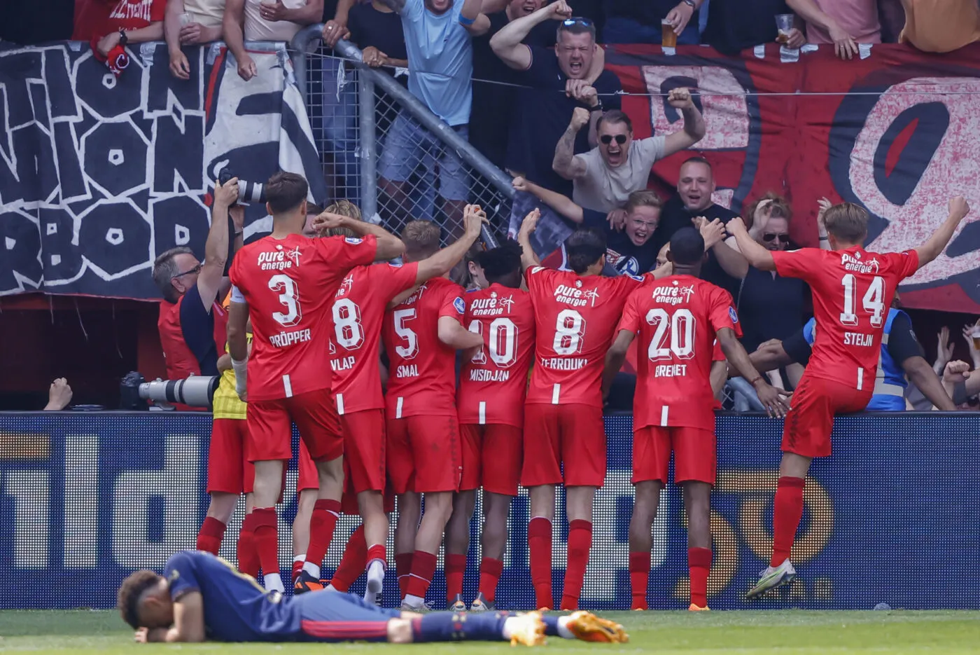 Enschede, Niederlande, 28.05.2023: Vaclav Cerny (FC Twente) Torjubel, julelt nach seinem Treffer 3:1 waehrend des Spiels der Eredivisie zwischen FC Twente vs AFC Ajax, FC Twente vs AFC Ajax im de Grolsch Veste am 28. May 2023 in Enschede, Niederlande. (Foto von Nesimages/Michael Bulder/DeFodi Images) Enschede, Netherlands, 28.05.2023: Vaclav Cerny (FC Twente) Celebrates after scoring his teams 3:1 goal during the Eredivisie match between FC Twente vs AFC Ajax, FC Twente vs AFC Ajax at the De Grolsch Veste on May 28, 2023 in Enschede, Netherlands. (Photo by Nesimages/Michael Bulder/DeFodi Images) - Photo by Icon sport