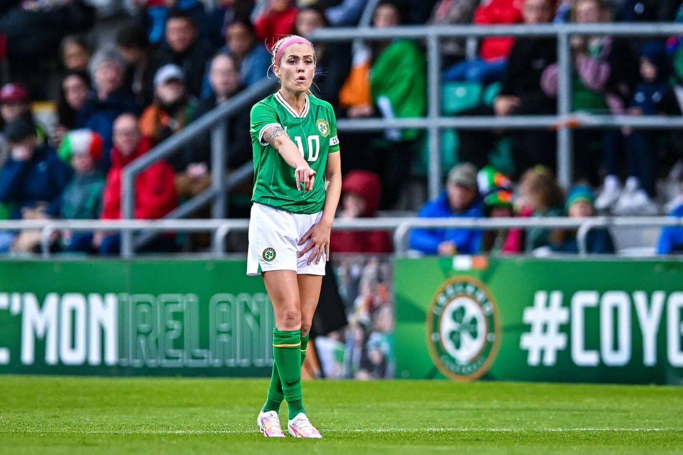 Le match amical entre l'Irlande et la Colombie arrêté après la grave blessure d'une joueuse