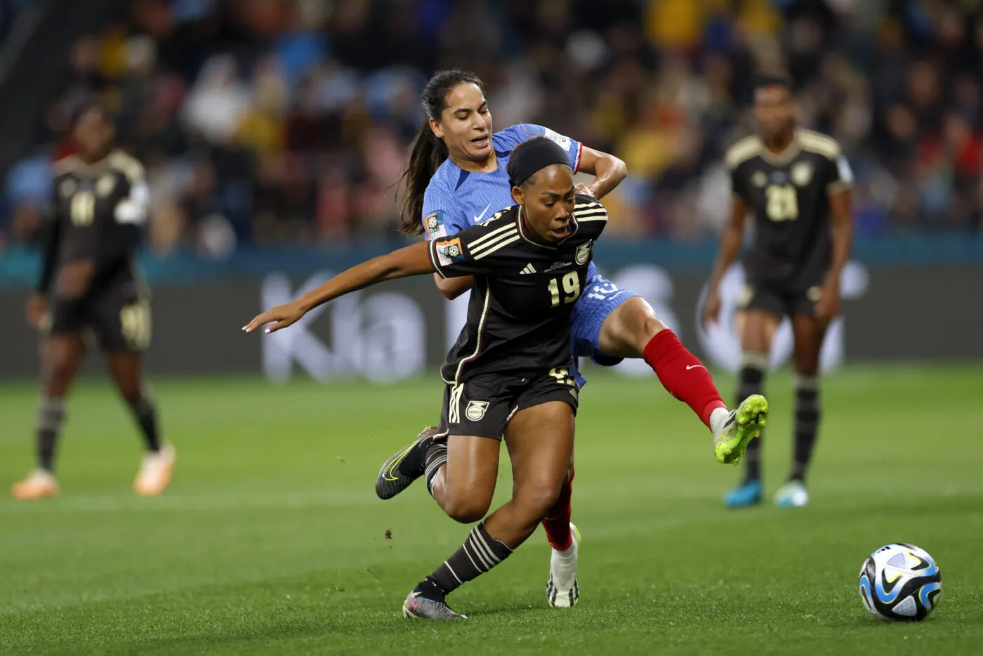 Sydney, Australien, 23.07.2023: Amel Majri (France) and Tiernny Wiltshire (Jamaica) im zweikampf waehrend des Spiels der Group F - FIFA Women's World Cup Australia &amp; New Zealand 2023 zwischen France vs Jamaica im Fußballstadion von Sydney am 23. July 2023 in Sydney, Australien. (Foto von Sajad Imanian/DeFodi Images) Sydney, Australia, 23.07.2023: Amel Majri (France) and Tiernny Wiltshire (Jamaica) battle for the ball during the Group F - FIFA Women's World Cup Australia &amp; New Zealand 2023 match between France vs Jamaica at Sydney Football Stadium on July 23, 2023 in Sydney, Australia. (Photo by Sajad Imanian/DeFodi Images) - Photo by Icon sport