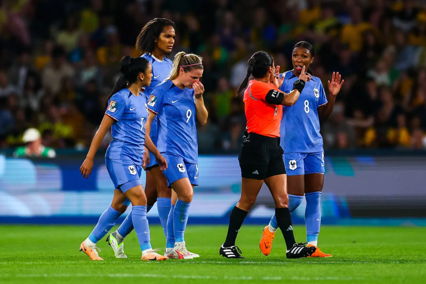 Eugénie Le Sommer #9 of France is forced to leave the field due to bleeding from her nose during the FIFA Women's World Cup 2023 Quarter-Final match Australia Women vs France Women at Suncorp Stadium, Brisbane, Australia, 12th August 2023 (Photo by Patrick Hoelscher/News Images) in , on 8/12/2023. (Photo by Patrick Hoelscher/News Images/Sipa USA) - Photo by Icon sport