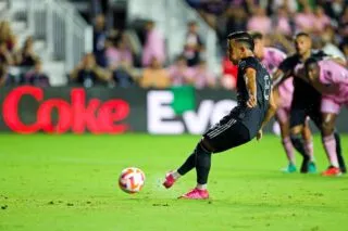 Amine Bassi chipe un trophée à la bande de Lionel Messi