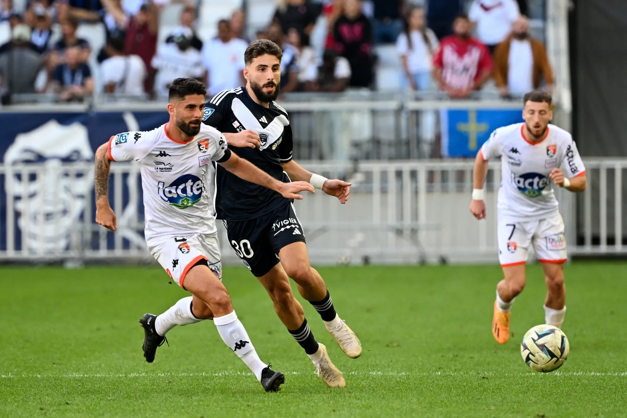 Jimmy Roye (Laval) au duel avec Zuriko Davitashvili (Bordeaux), samedi 7 octobre 2023. / Ligue 1 (Photo by Christophe Saidi/FEP/Icon Sport)