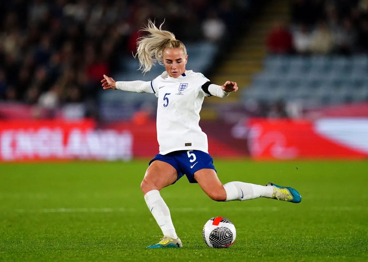 Alex Greenwood évacuée sur civière après un gros choc à la tête