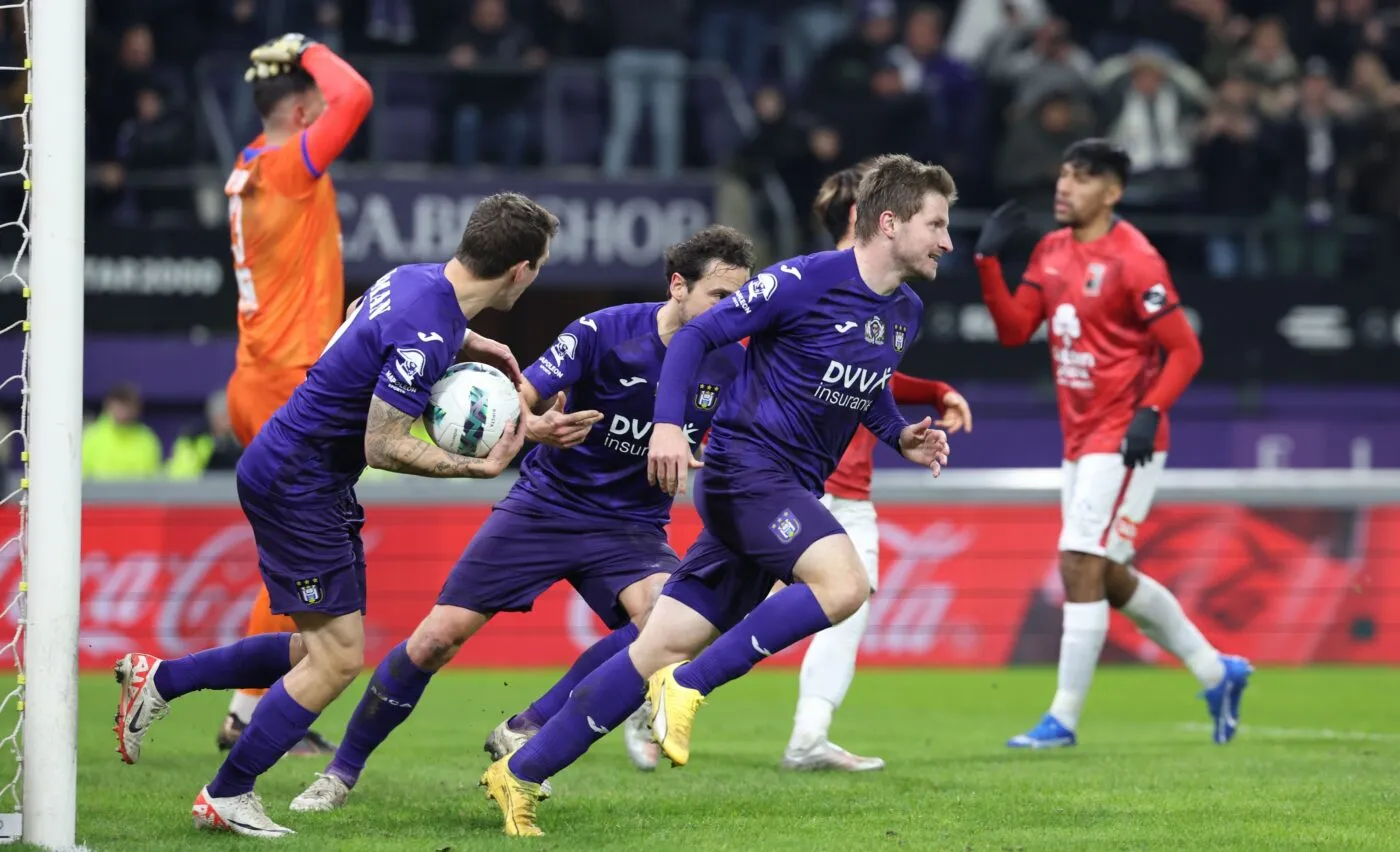 Anderlecht supprime la vidéo d&rsquo;étranglement du Manneken Pis