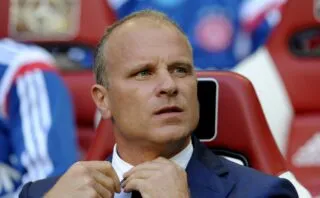 Dennis Bergkamp affiche son ambition d'acheter un club