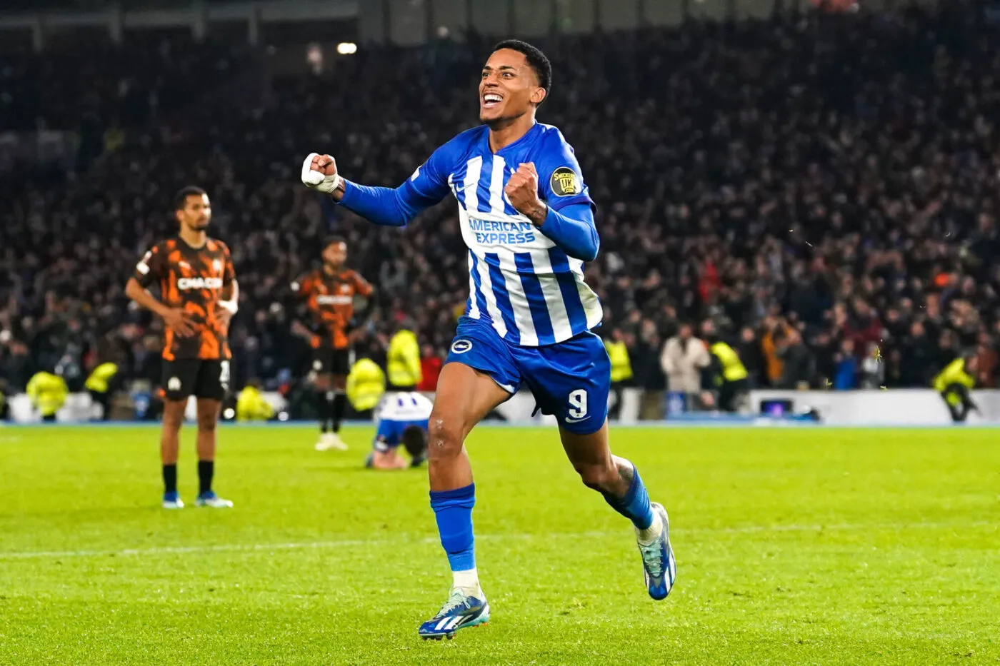 Brighton and Hove, England, 14th December 2023. Roberto De Zerbi, Manager of Brighton and Hove Albion celebrates with his coaching staff after Joao Pedro of Brighton and Hove Albion scores the opening goal during the UEFA Europa League match at the AMEX Stadium, Brighton and Hove. Picture credit should read: Paul Terry / Sportimage - Photo by Icon sport