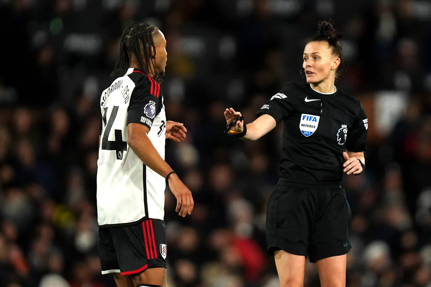 Vincent Kompany félicite Rebecca Welch pour ses débuts en Premier League