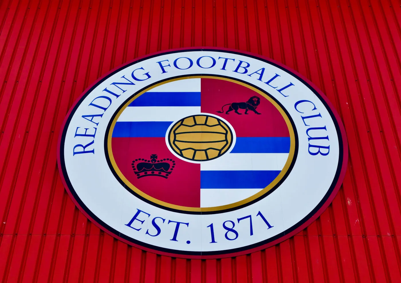 Balles de tennis et invasion du terrain : les supporters de Reading en colère contre leur propriétaire