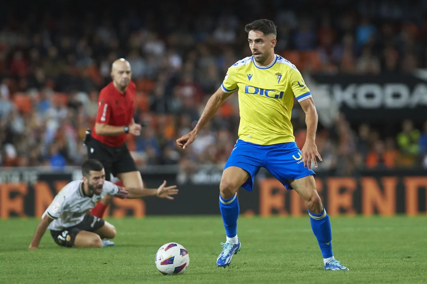 Valencia, Spanien, 23.10.2023: Ruben Sobrino (CF Cadiz) in aktion waehrend des Spiels der LaLiga EA Sports - Matchday 10 zwischen Valencia CF v Cadiz FC im Estadio de Mestalla am 23. October 2023 in Valencia, Spanien. (Foto von Maria Jose Segovia/DeFodi Images) Valencia, Spain, 23.10.2023: Ruben Sobrino (CF Cadiz) controls the ball during the LaLiga EA Sports - Matchday 10 match between Valencia CF v Cadiz FC at the Estadio de Mestalla on October 23, 2023 in Valencia, Spain. (Photo by Maria Jose Segovia/DeFodi Images) - Photo by Icon sport   - Photo by Icon Sport