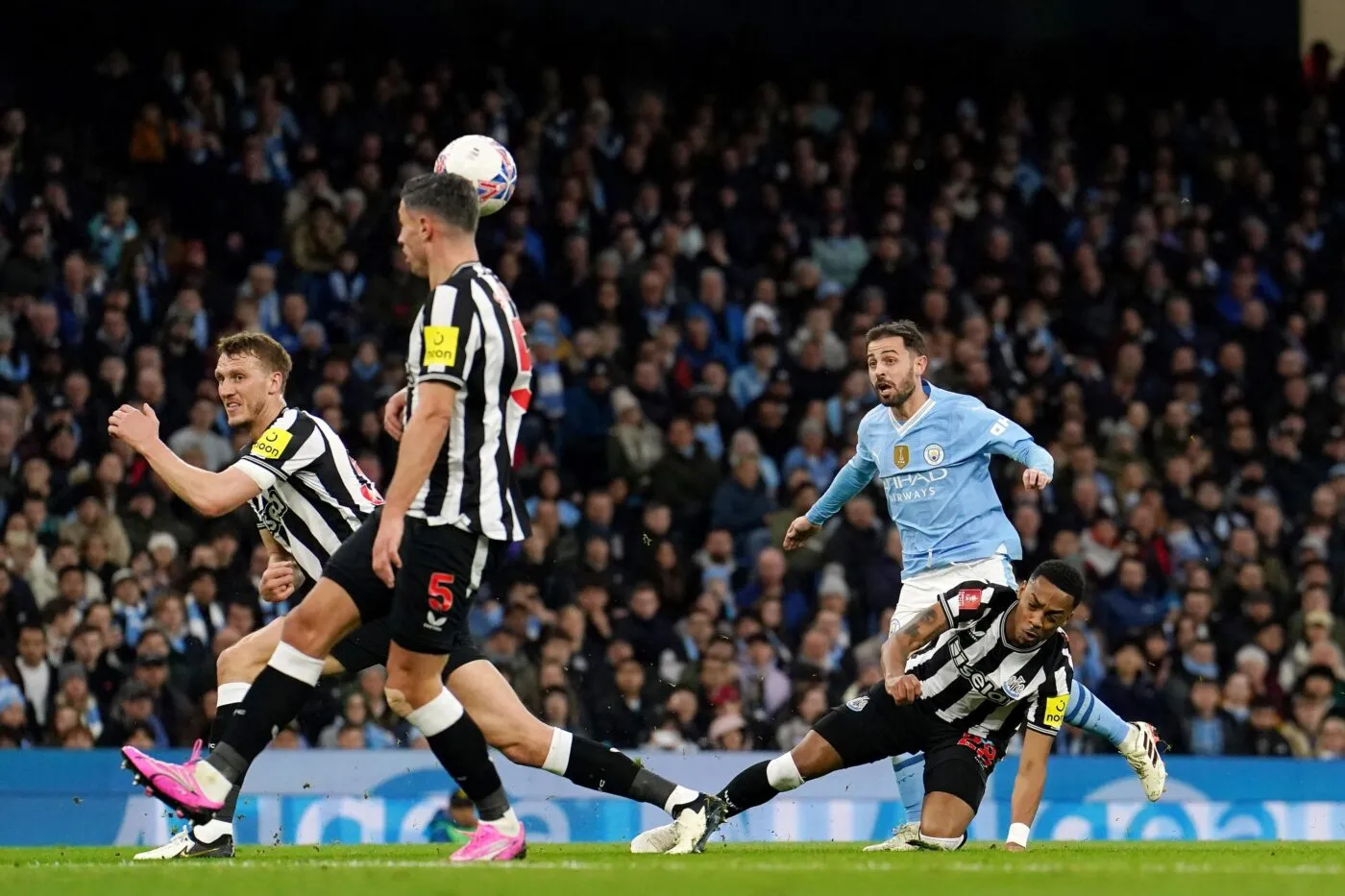 Manchester City efface Newcastle et rejoint Coventry en demies de la FA Cup