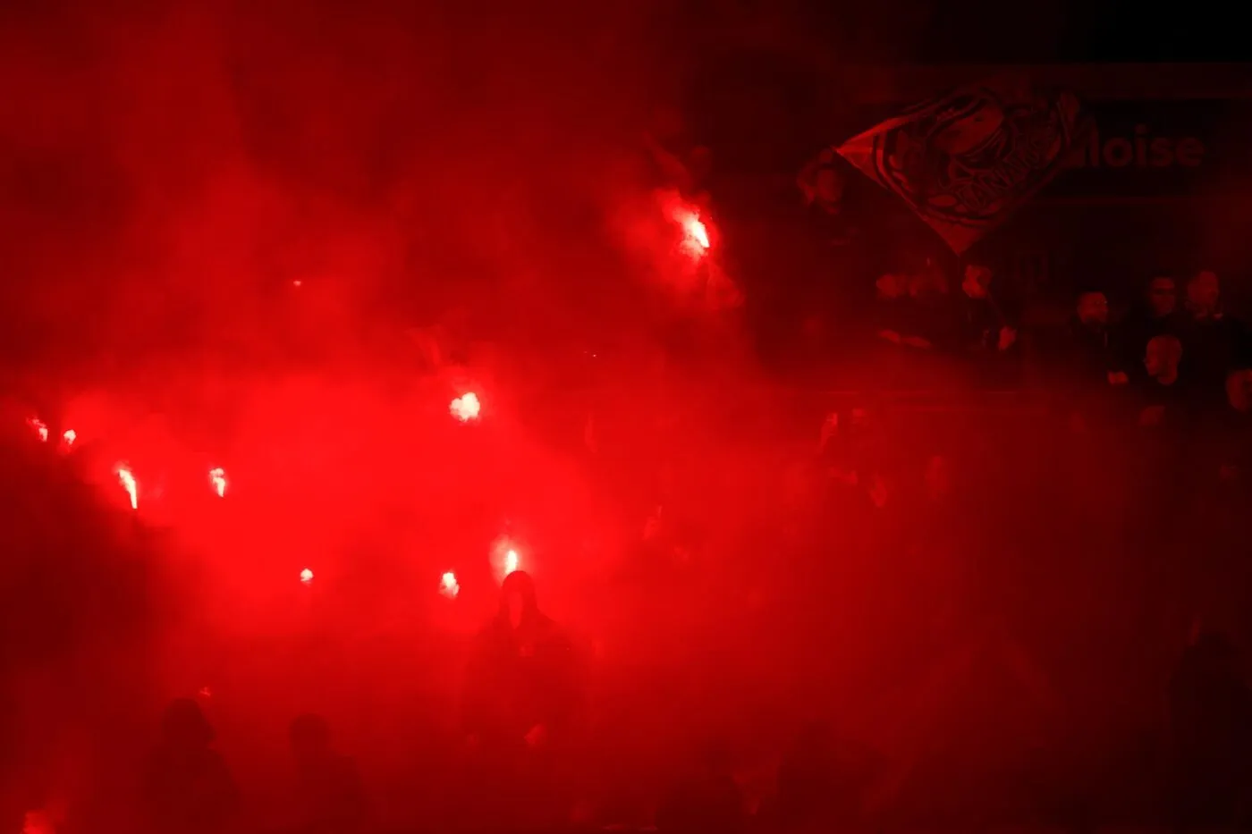 «<span style="font-size:50%">&nbsp;</span>Bon app’ les chèvres  » : les supporters de Charleroi déposent du foin au centre d’entraînement du club