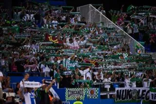 Les supporters de Santander déploient un tifo en hommage au plus vieil abonné du club