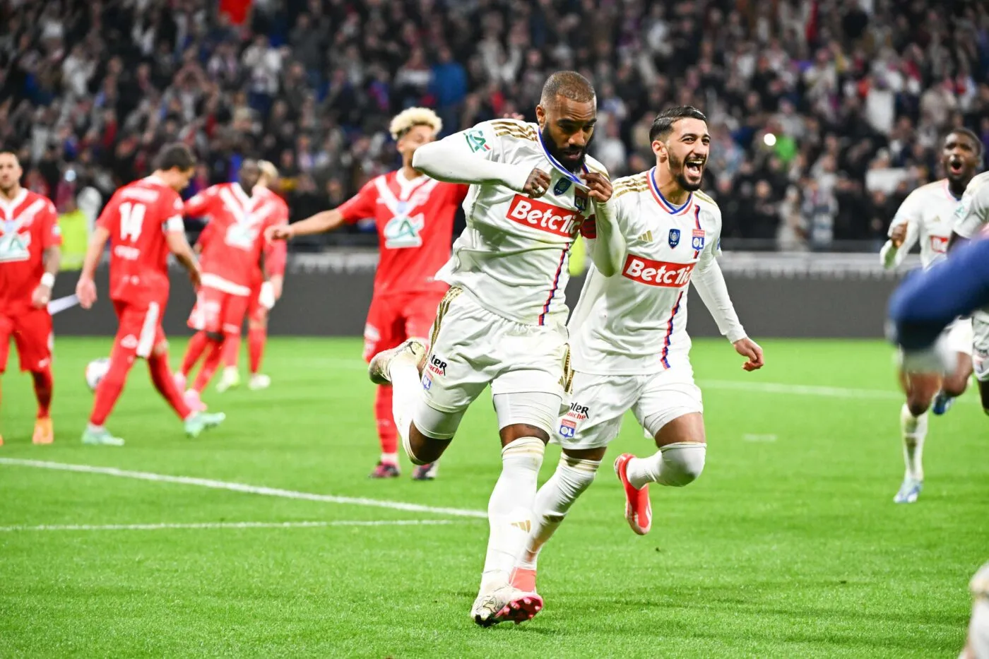 Lacazette envoie l’OL en finale