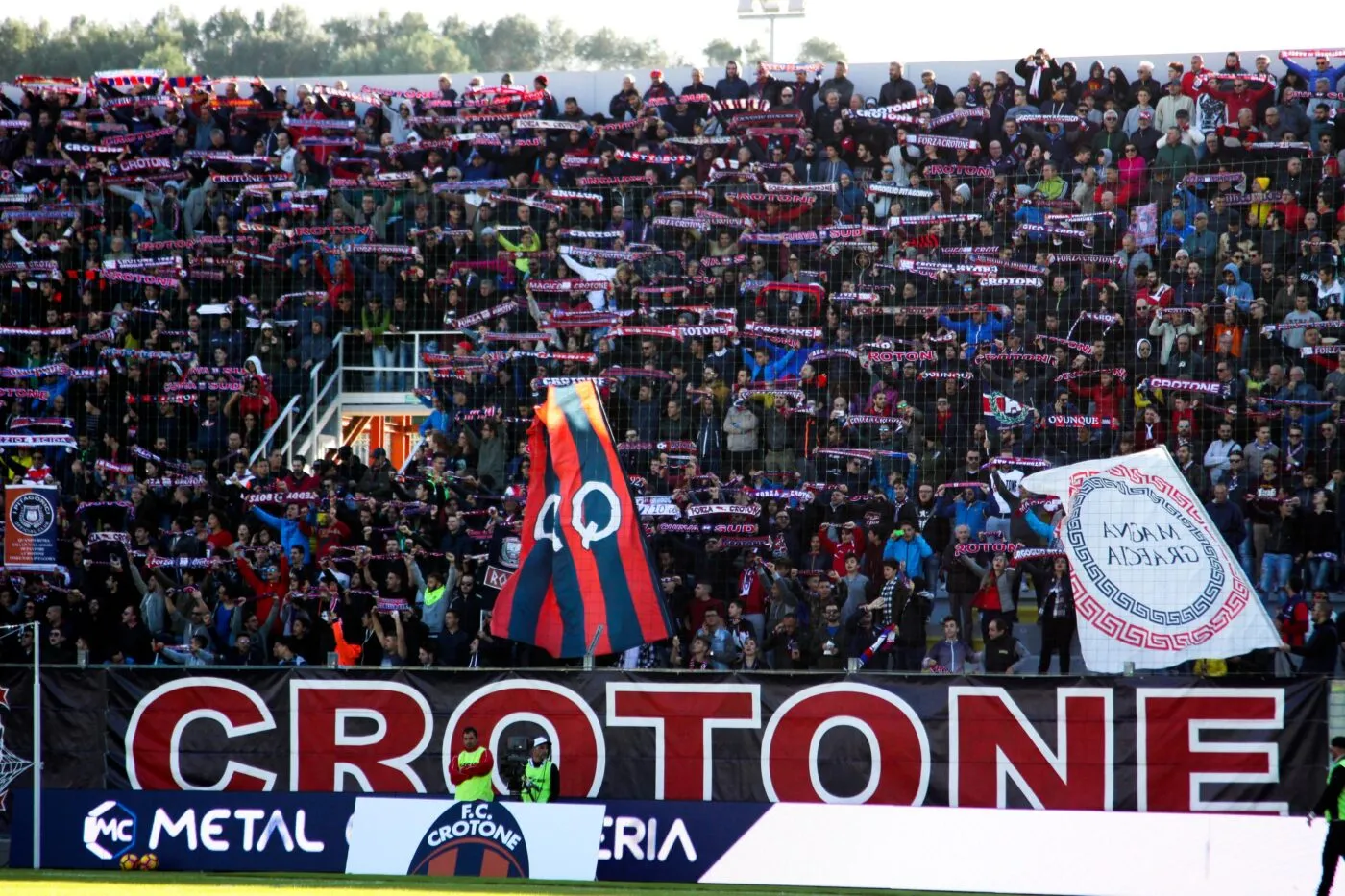 Des joueurs de Crotone violemment agressés par des supporters à la plage