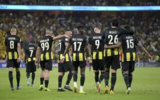 Déjà gliflé par Al-Hilal en Supercoupe saoudienne, un joueur d’Al-Ittihad reçoit un coup de fouet d’un supporter