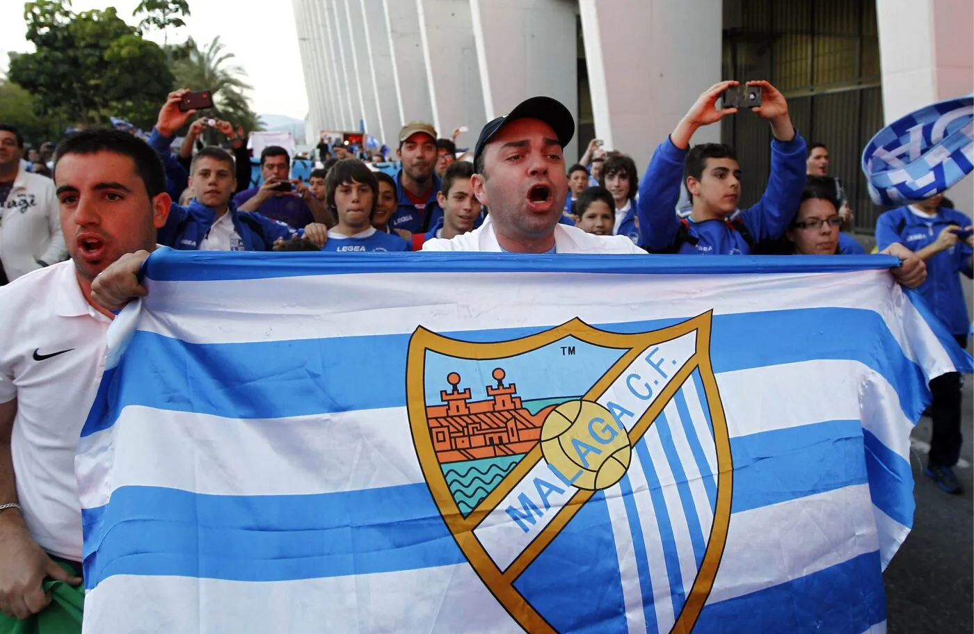 Un joueur de Málaga cède son maillot à un supporter contre un billet