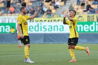 Les supporters du Roda JC envahissent le terrain pour fêter la montée... mais le speaker s’était trompé