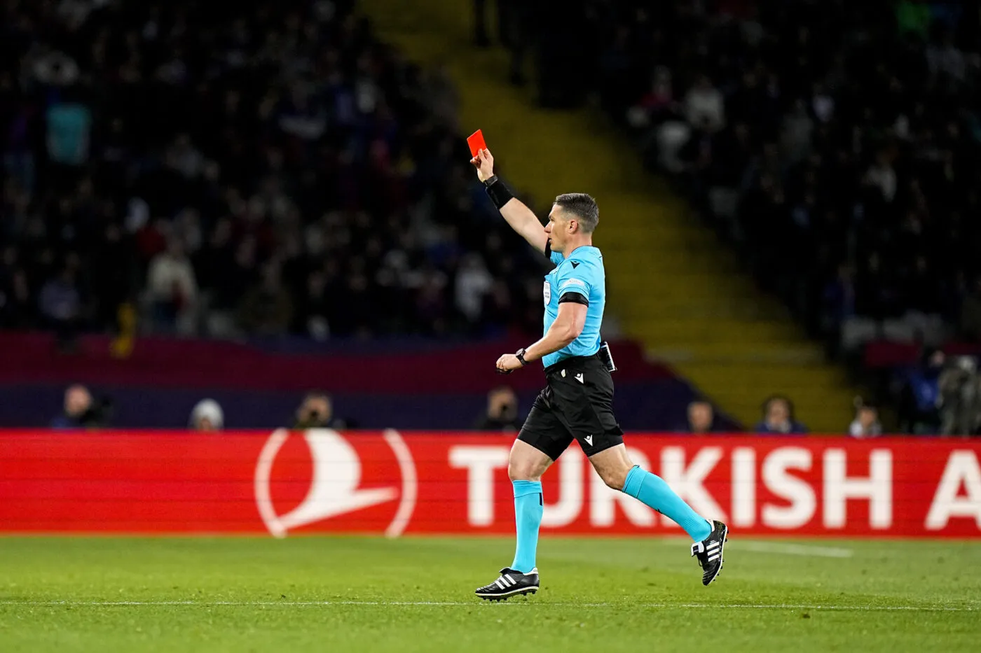 En Espagne, un joueur expulsé après avoir demandé l’arrêt du match pour venir en aide à un supporter