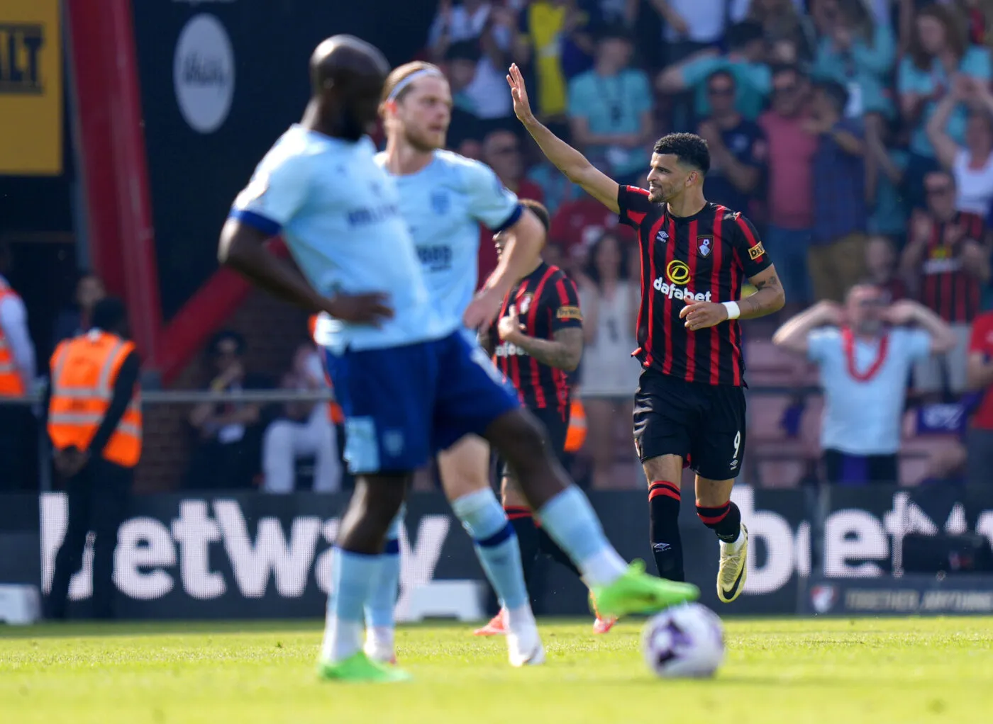 La célébration «<span style="font-size:50%">&nbsp;</span>Naruto<span style="font-size:50%">&nbsp;</span>» de Solanke lors de Bournemouth-Brentford