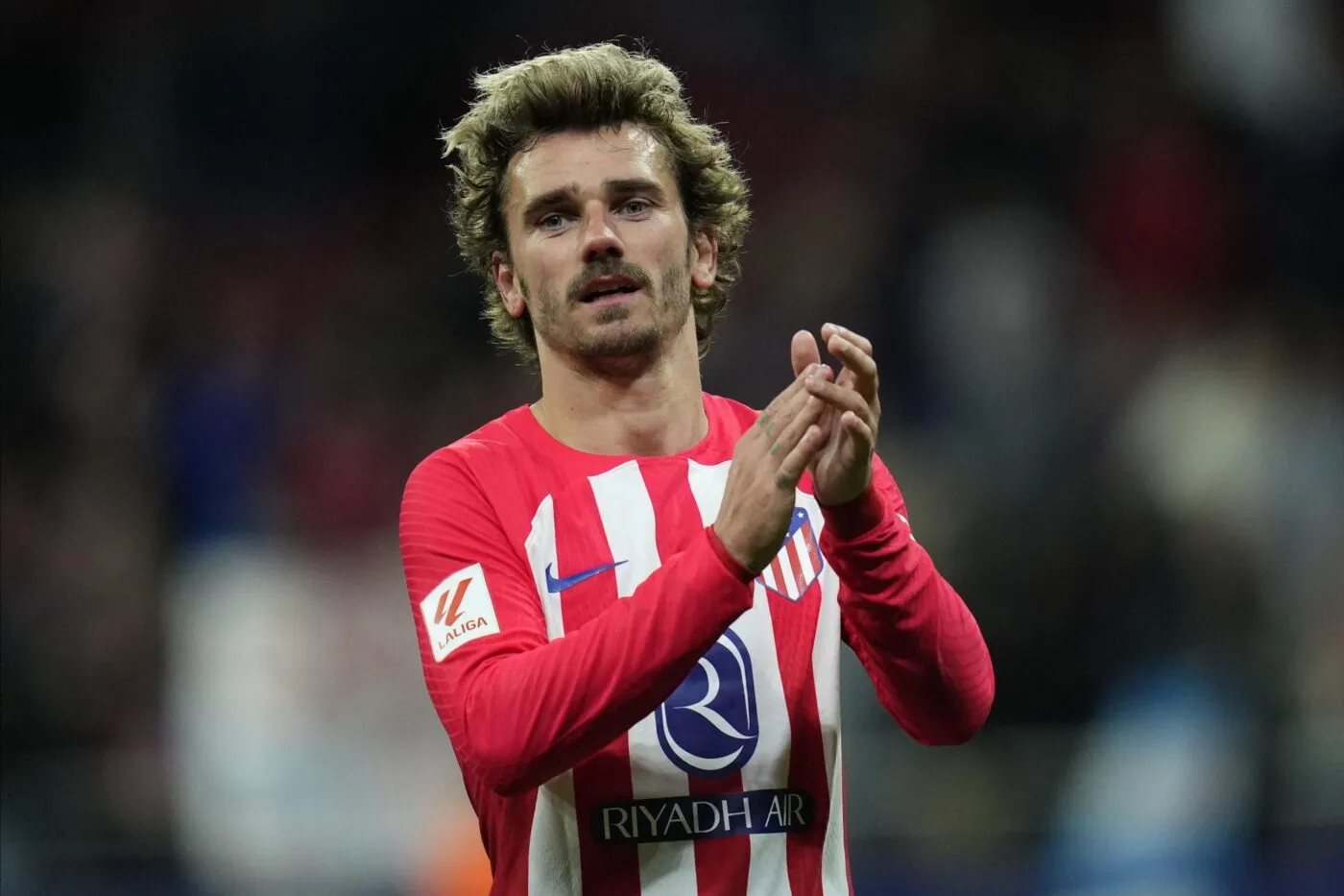 En fin de match, Griezmann échange son maillot contre... une carte de collection