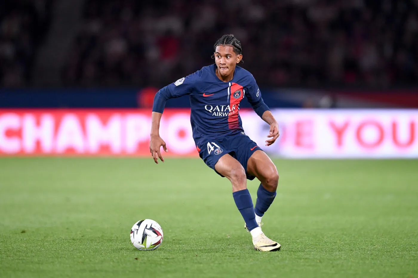 Senny Mayulu signe son premier contrat professionnel avec le PSG