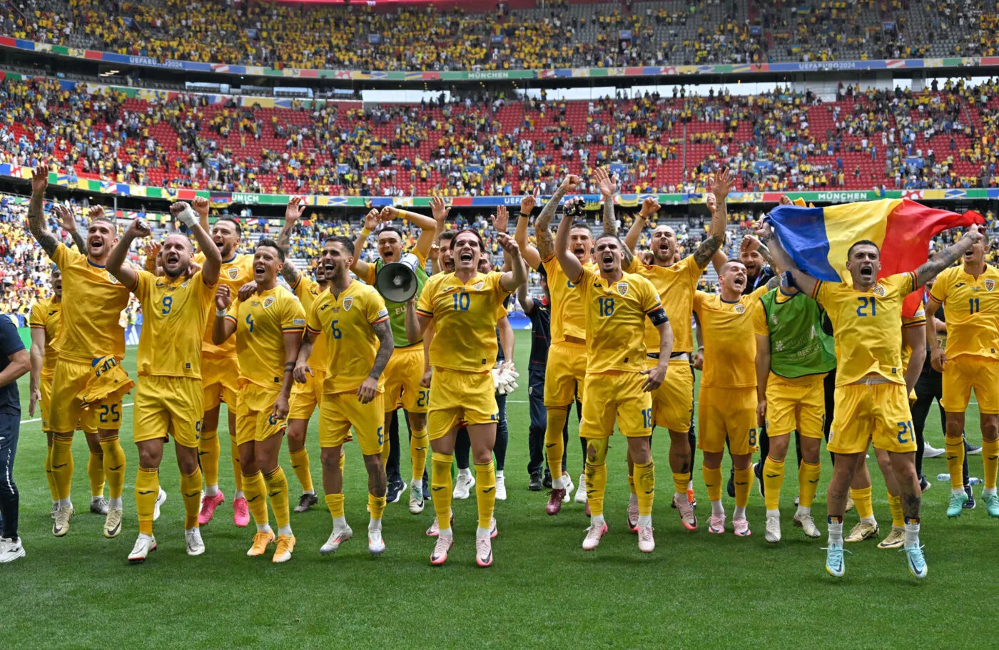 17.06.2024, Fussball UEFA EURO 2024, Vorrunde, Match 10, Rumänien - Ukraine, in der Fußball Arena München.   Ianis Hagi (Rumänien) mit Megafon   - Photo by Icon Sport