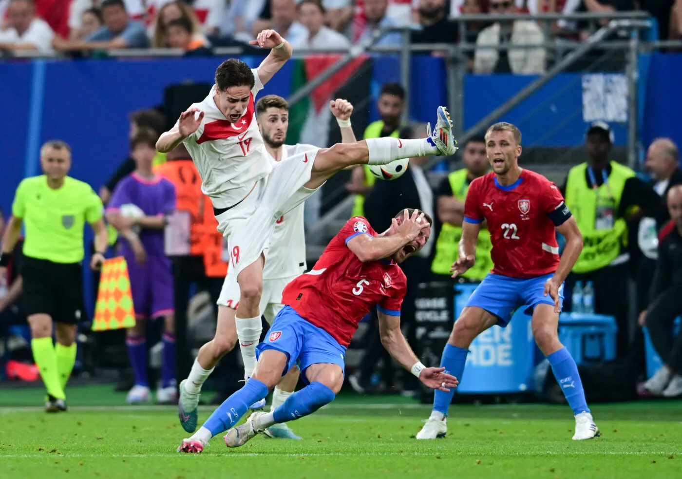 dpatop - 26 June 2024, Hamburg: Soccer, UEFA Euro 2024, European Championship, Czech Republic - Turkey, preliminary round, Group F, match day 3, Volksparkstadion Hamburg, Kenan Yildiz (l) of Turkey and Vladimir Coufal of the Czech Republic fight for the ball. Photo: Sina Schuldt/dpa   - Photo by Icon Sport