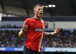 Ross Barkley reste en Premier League