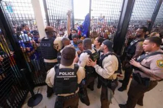 Des fans passent par le système de ventilation pour assister à la finale de la Copa América