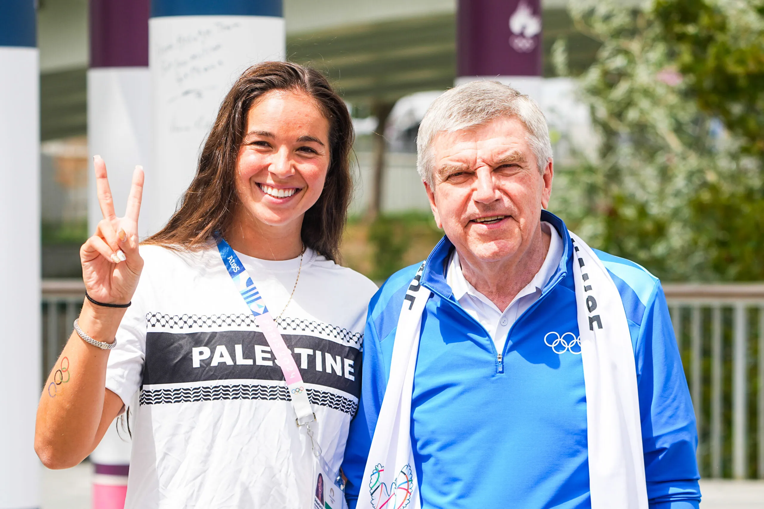 La nageuse palestinienne Valeri Tarazi et Thomas Bach, président du CIO.