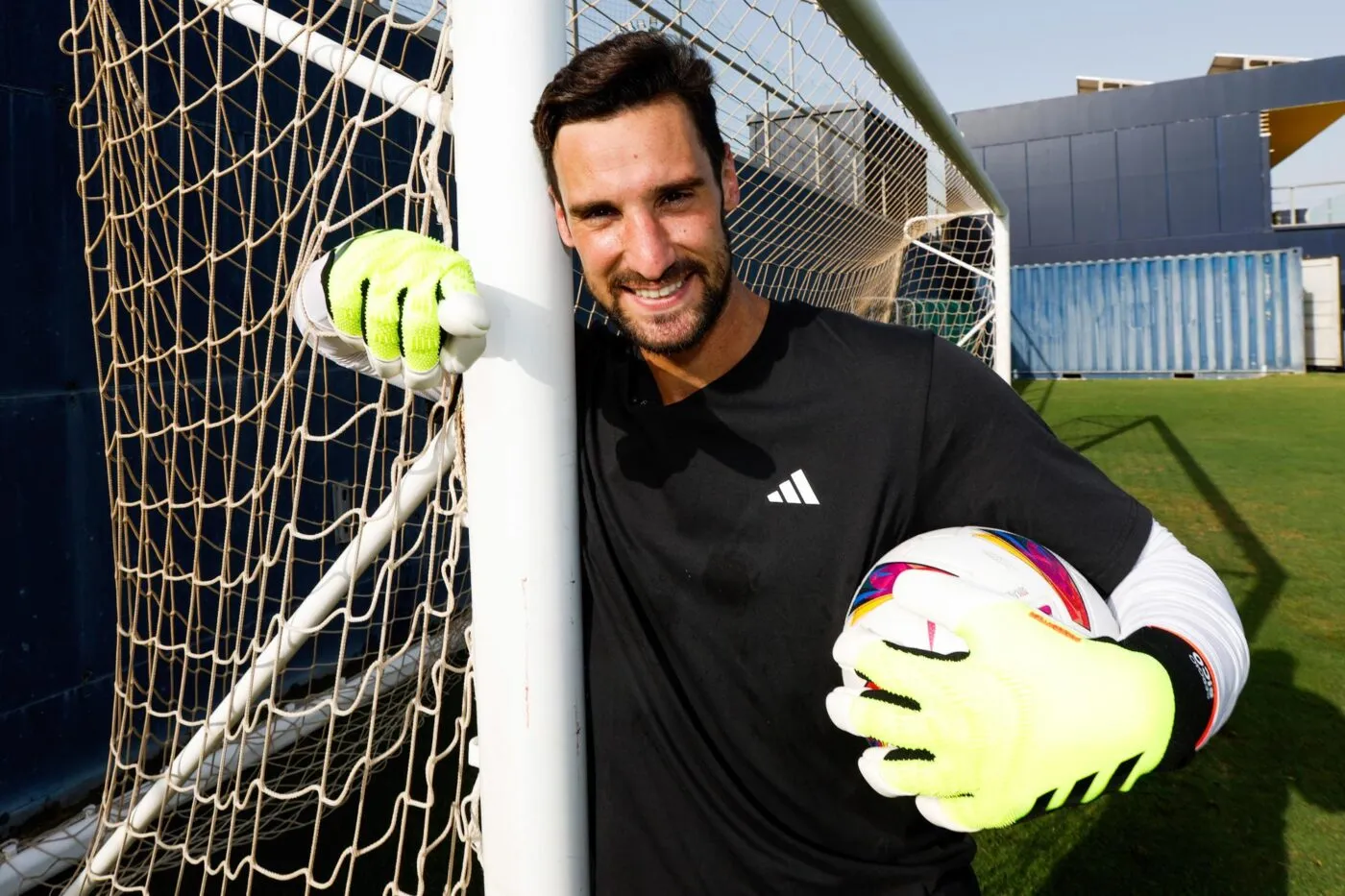 Sergio Rico revient sur son accident et fait un appel du pied à son club formateur