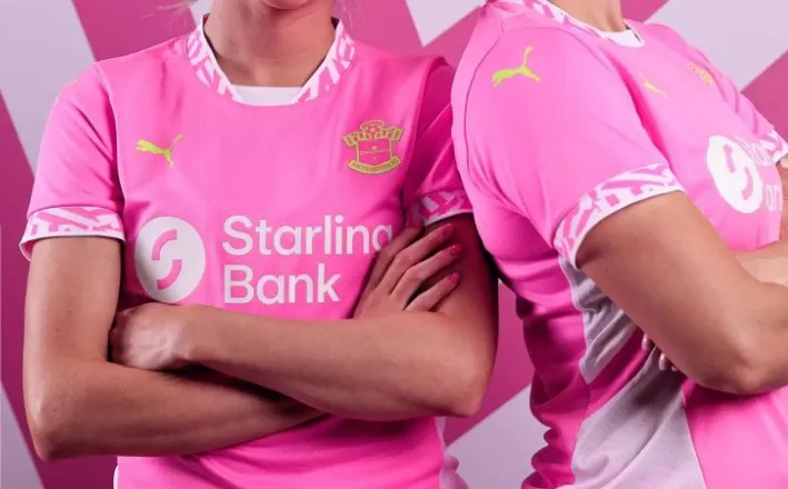 Un club de Premier League sort une tenue toute rose des chaussettes au maillot