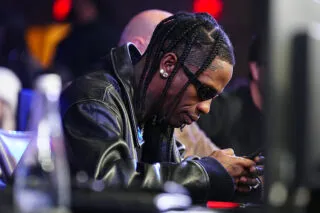 Travis Scott s'affiche dans un survêtement de foot complètement improbable