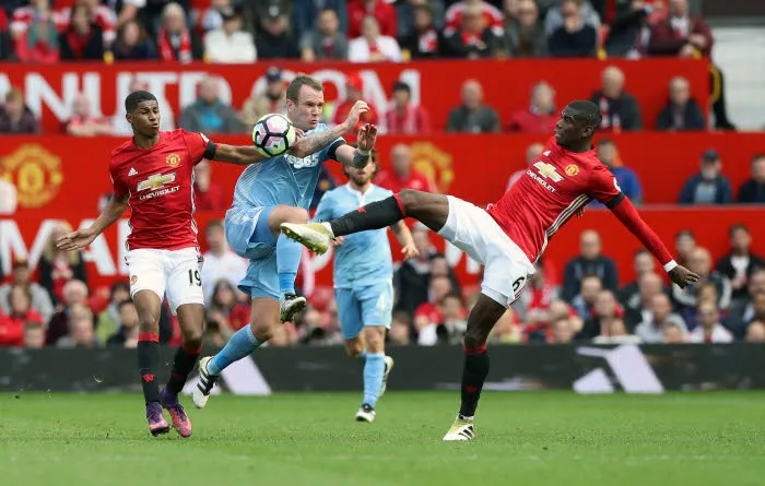 Martial bute contre le mur de Stoke