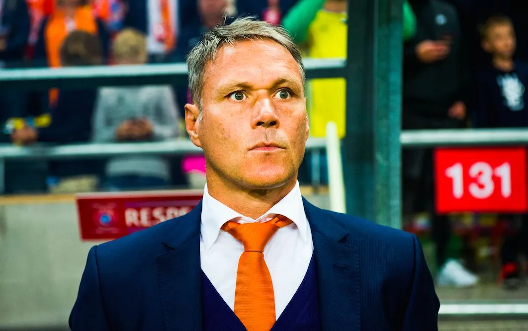 Van Basten persiste et signe