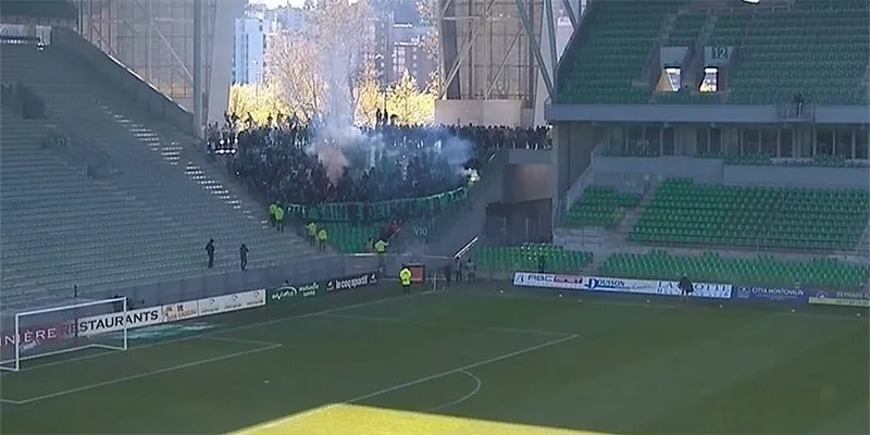 Match arrêté 15 minutes à Geoffroy-Guichard