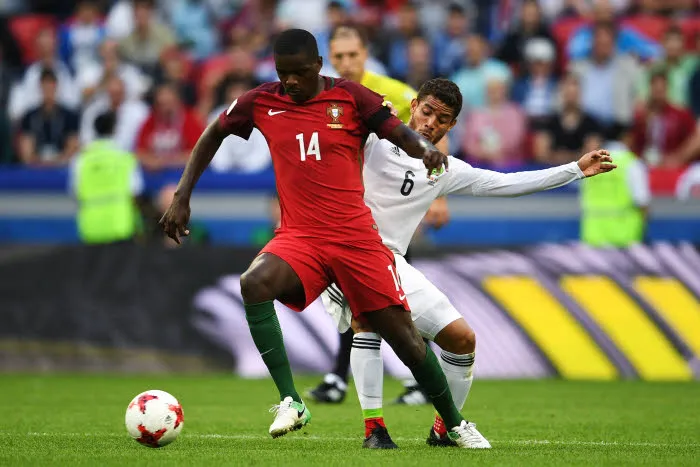 William Carvalho part se friser les moustaches à Londres