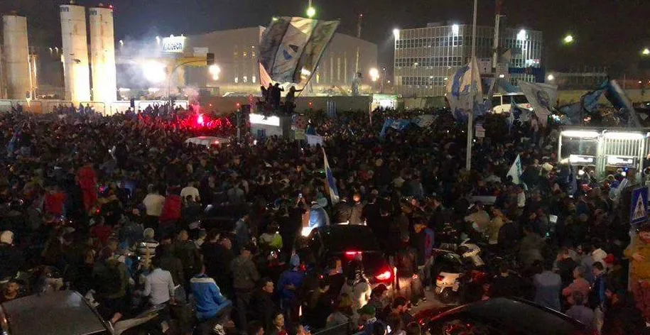 20 000 supporters à l&rsquo;aéroport pour les joueurs du Napoli