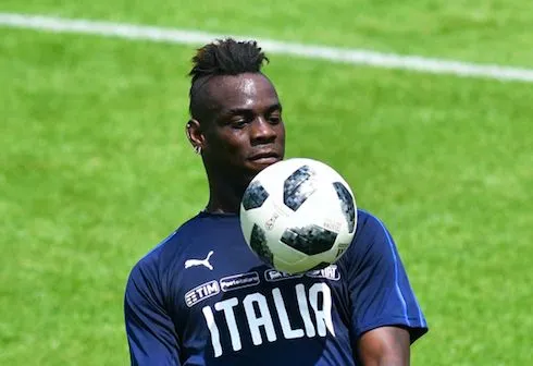 Balotelli rend hommage à Astori et répond à une banderole raciste